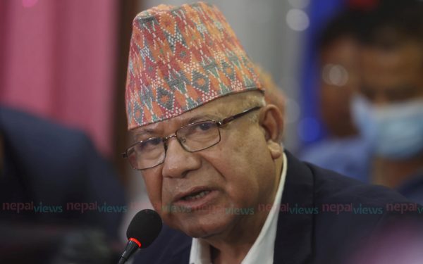 जनप्रतिनिधिलाई माधव नेपालले भने, ‘१० बुँदेको भ्रममा नपरौँ’