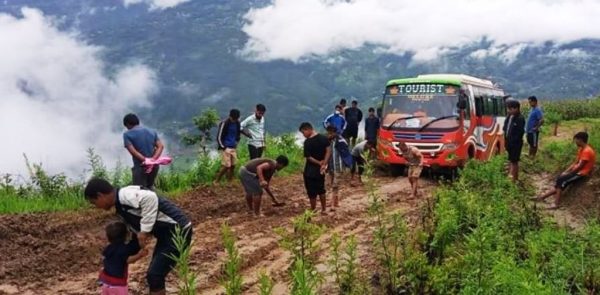 अवरुद्ध भीमदत्त राजमार्ग तीन दिनपछि खुल्यो