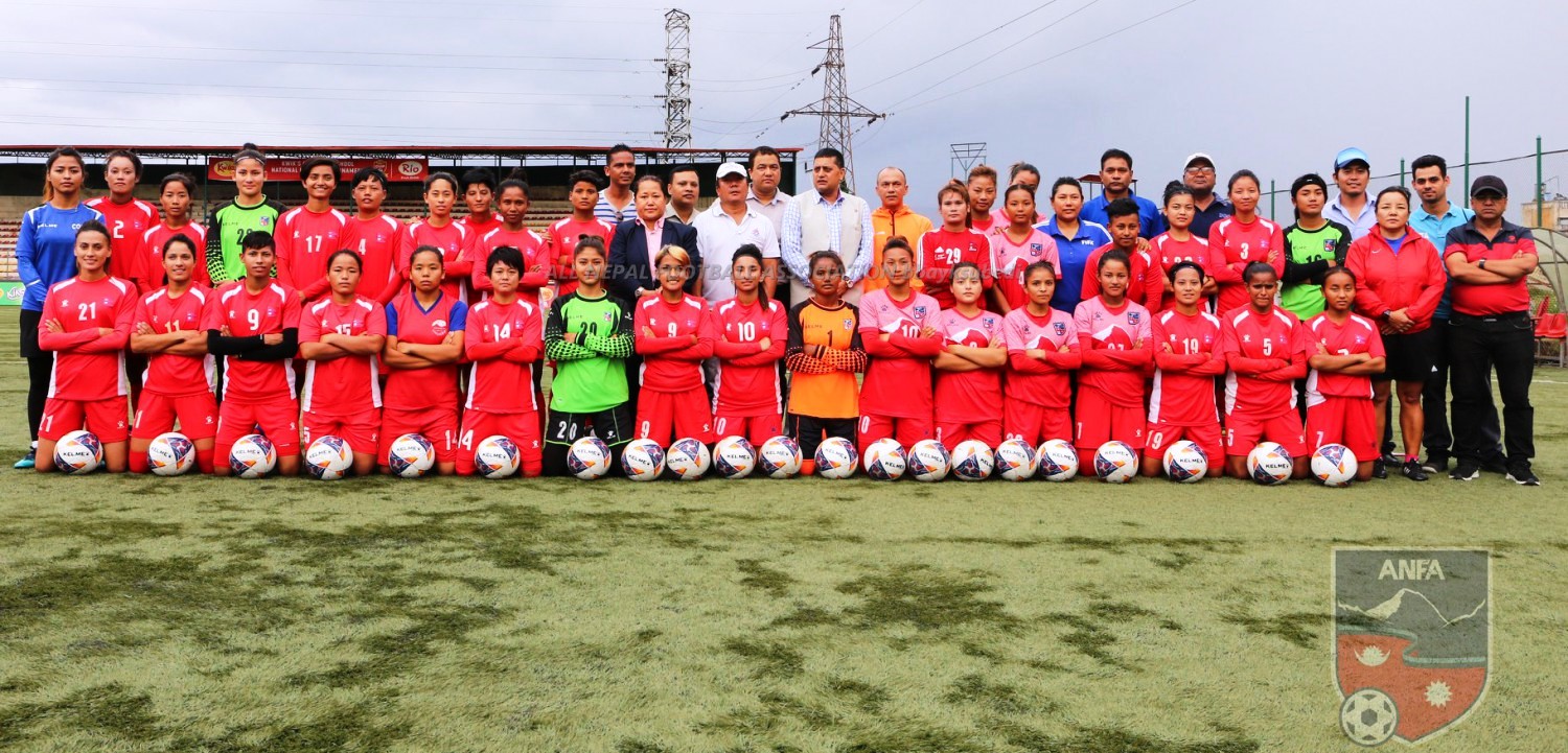 फिलिपिन्सको सामना गर्दै नेपाली महिला फुटबल टिम