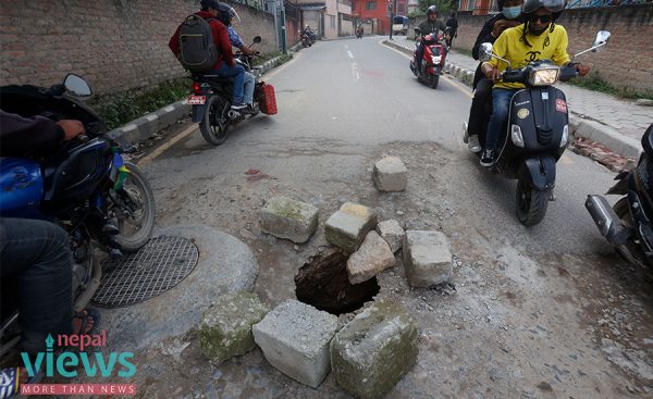 सडकको बीचमा ज्यानमारा ढल (हेर्नुहोस् तस्वीर)