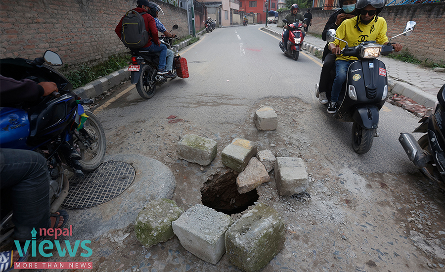 सडकको बीचमा ज्यानमारा ढल (हेर्नुहोस् तस्वीर)