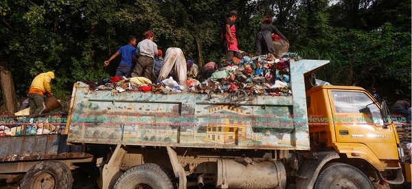 प्रहरीको सुरक्षामा उठाइँदै काठमाडौंको फोहोर