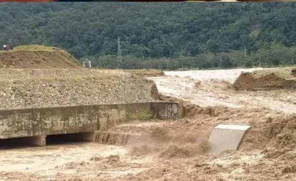 कर्णाली नदी बस्तीमा पस्यो, माइकिङ गरी ठाउँ खाली गराइँदै