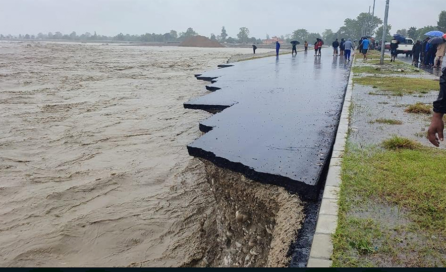 वर्षाले धनगढी डुबानमा, निमार्णाधीन पुलसँगै सडक बगायो