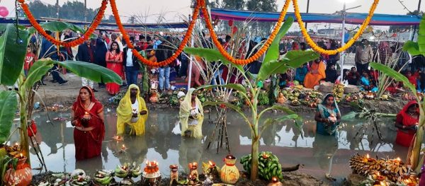 उदाउँदो सूर्यलाई अर्घ्य दिँदै छठ पर्व सम्पन्न (फोटो फिचर)