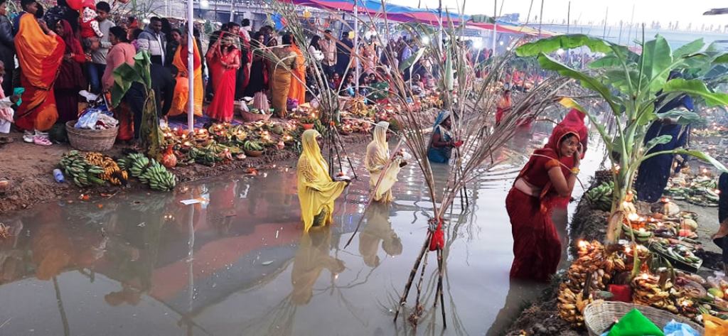 भक्तपुरको कमलपोखरीमा छठपूजा