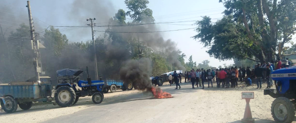 दुर्घटनाका कारण कैलालीमै दुई ठाउँमा अवरुद्ध भयो पूर्वपश्चिम राजमार्ग