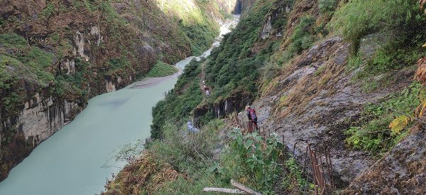 माथिल्लो तामाकोशीले दिएको पीडा, भीरैभीर हिँड्नुपर्ने बाध्यता