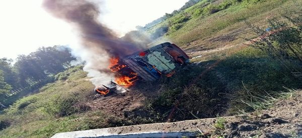 यात्रुवाहक बस दुर्घटना भई आगलागी, १२ जना घाइते