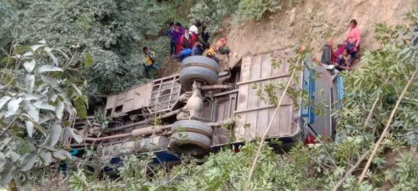 अछाममा बस दुर्घटना : २ जनाको मृत्यु, ​२६ घाइते