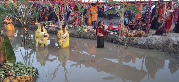 छठ पर्व : अस्ताउँदो सूर्यलाई अर्घ्य दिइयो (फोटो फिचर)