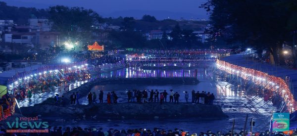 अस्ताउँदो सुर्यलाई अर्घ्य दिई दिइयो मनाइयो छठ (फोटोफिचर)