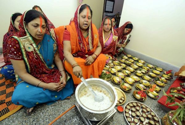 मिथिलामा छठ पर्वको ‘खरना’को तयारी