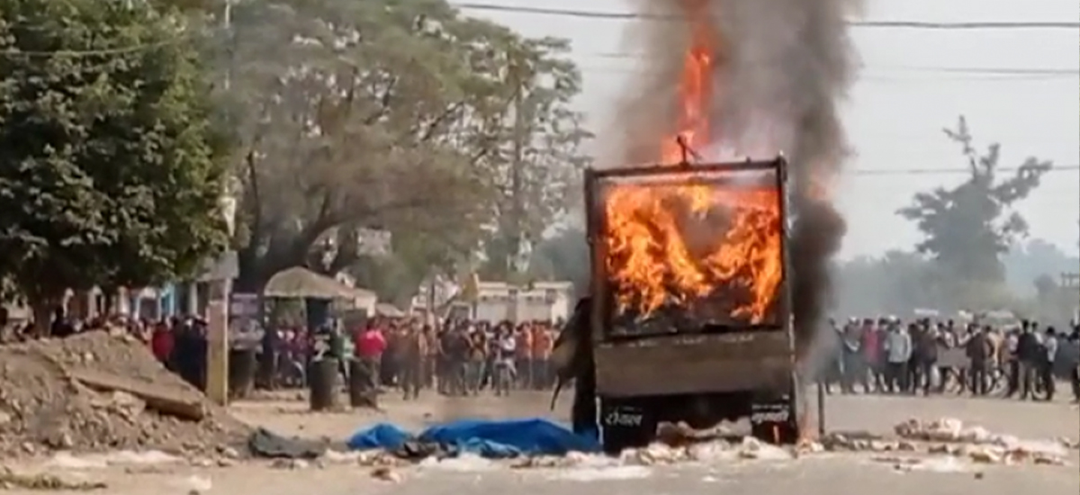 कैलालीमा महिलाको मृत्यु भएपछि ट्रकमा आगजनी, राजमार्ग अवरुद्ध
