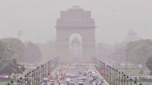 वायु प्रदुषणको चपेटामा भारत,  स्कुल बन्दको समय बढाइयो