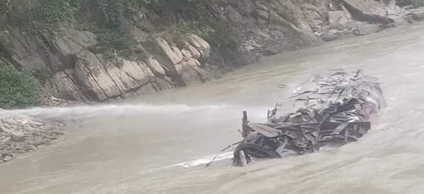 तेलको ट्याङ्कर त्रिशूलीमा खस्यो