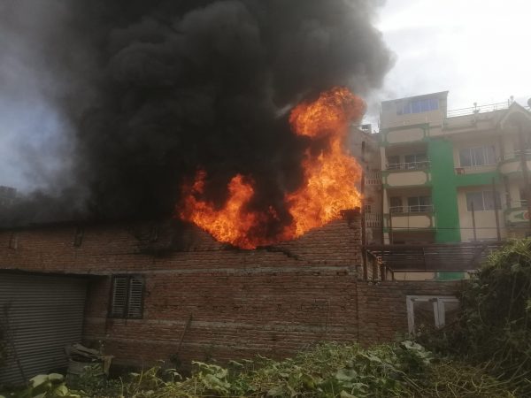 सोह्रखुट्टेमा ब्ल्याङ्केटको गोदाममा आगलागी