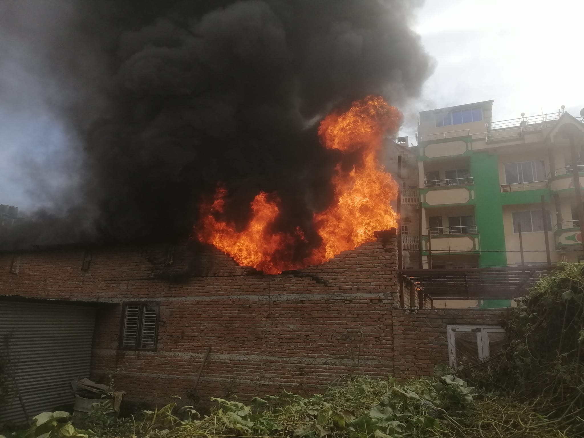 सोह्रखुट्टेमा ब्ल्याङ्केटको गोदाममा आगलागी