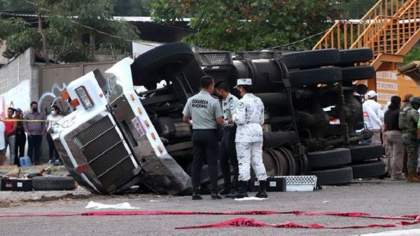 मेक्सिकोमा ट्रक पल्टिँदा कम्तीमा ५४ जनाको निधन