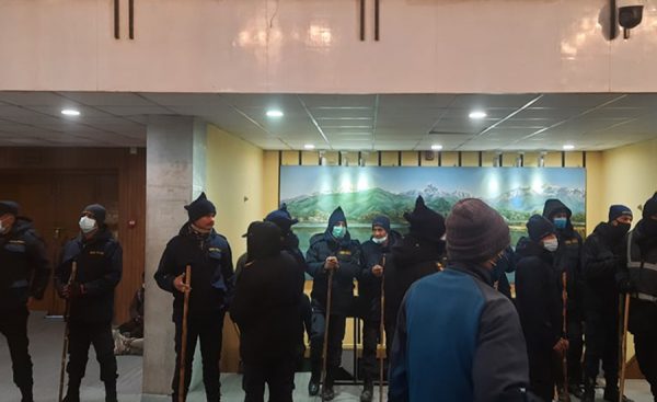 महाधिवेशनमा खटिएका सुरक्षाकर्मी भन्छन् : शौचालयसमेत जान पाइँदैन