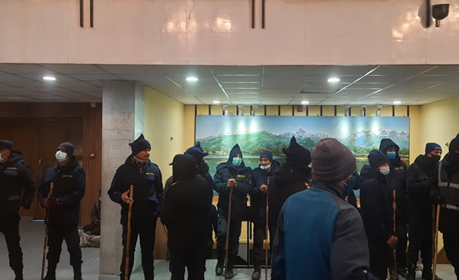 महाधिवेशनमा खटिएका सुरक्षाकर्मी भन्छन् : शौचालयसमेत जान पाइँदैन