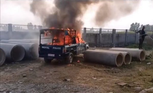 बयलबास तनावग्रस्त : आक्रोशित स्थानीयले जलाए प्रहरी भ्यान