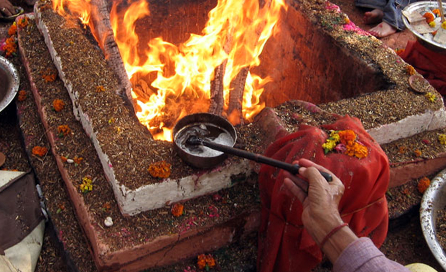 दलितका घरमा ८४ वर्षीय ‘गिरी बा’ पुजारी