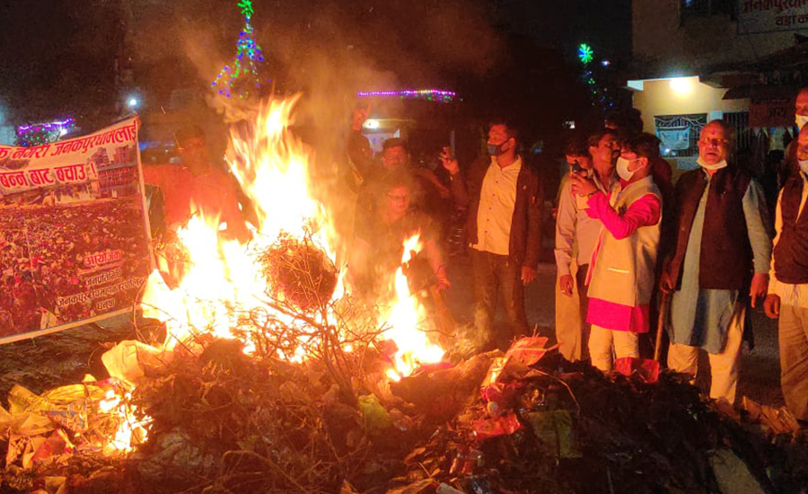 जनकपुरमा जनप्रतिनिधिहरूले आफ्नै मेयरको पुत्ला जलाए