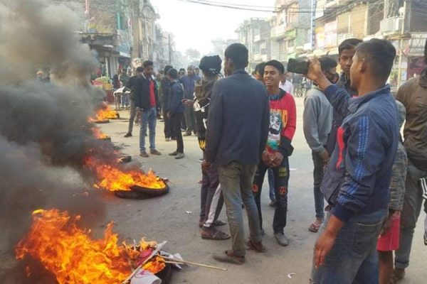 सिरहामा छुरा प्रहार घटनाले उग्र रूप लियो, विरोधमा राजमार्ग अवरुद्ध