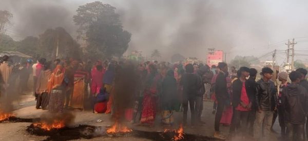 युवायुवतीको प्रेम सम्बन्धका कारण धनुषामा प्रहरी र स्थानीयबीच झडप, अश्रुग्यास प्रहार