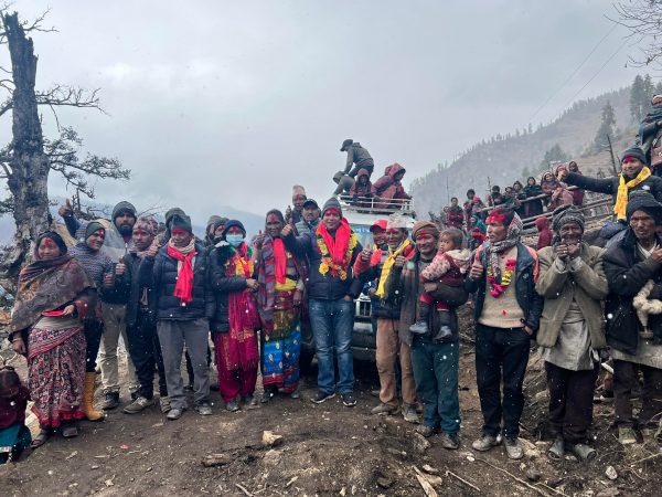 दुर्गम गाउँमा गाडी पुग्दा स्थानीय हर्षित