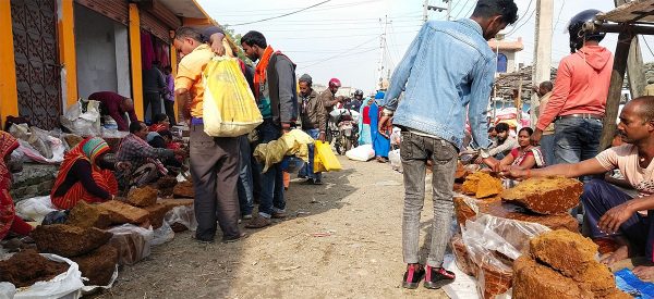 माघे संक्रान्तिको पूर्वसन्ध्यामा हाटबजारमा भीड (फोटो)