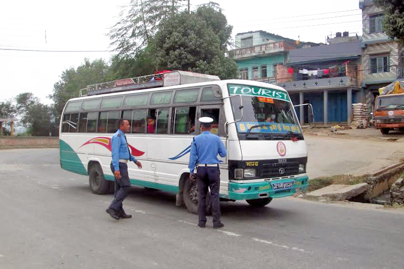 ट्राफिक नियम उल्लंघन गर्नेबाट दुई करोड राजस्व संकलन