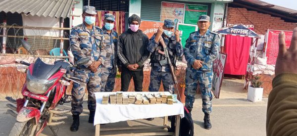 धनुषामा स्रोत नखुलेको ३८ लाख रुपैयाँसहित २३ वर्षीय युवक पक्राउ