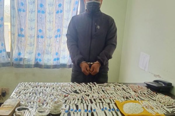 लाखौं मूल्यको चाँदीका गहनासहित समातिए युवक