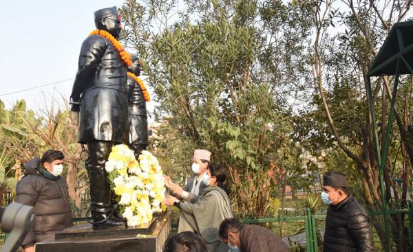 शहीद गंगालाल र दशरथ चन्दको शालिकमा पुष्पगुच्छा अर्पण