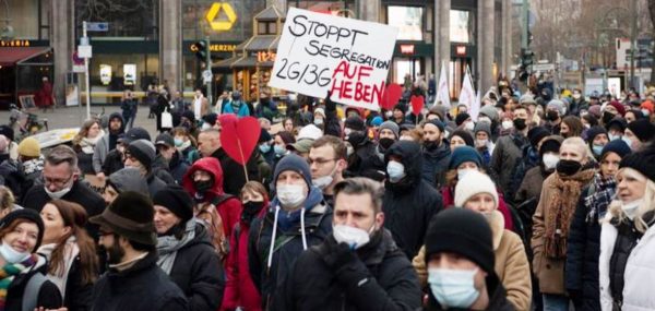 लकडाउनविरुद्ध जर्मनीमा हजारौँको विरोध प्रदर्शन