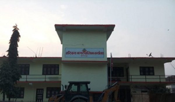 हरिवनमा निर्माणाधीन भवन चर्कियो