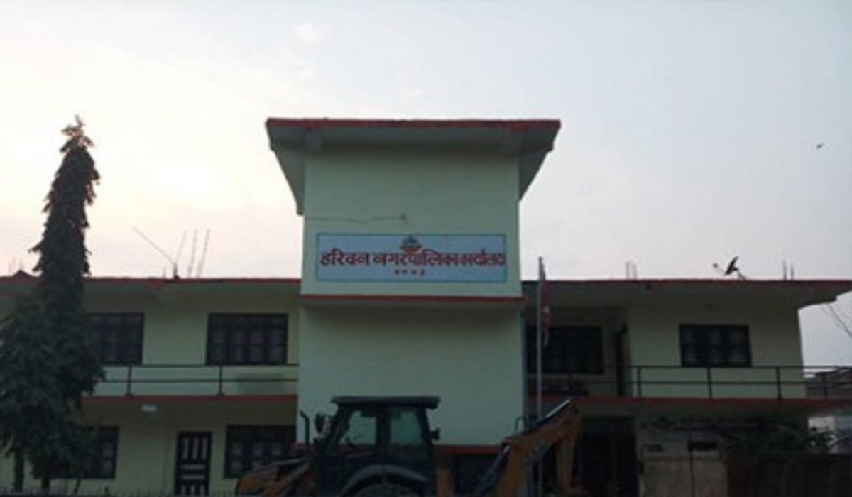 हरिवनमा निर्माणाधीन भवन चर्कियो