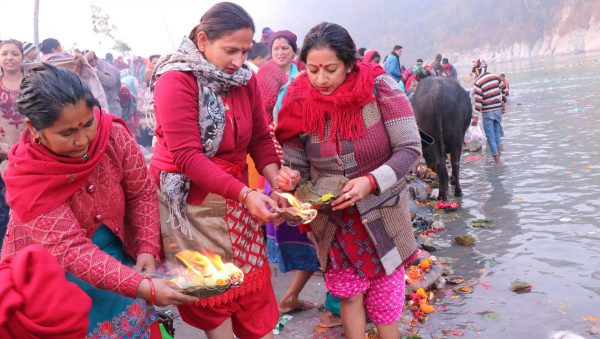 कटारीको त्रिवेणी धाममा पाँच हजारले मकर नुहाए