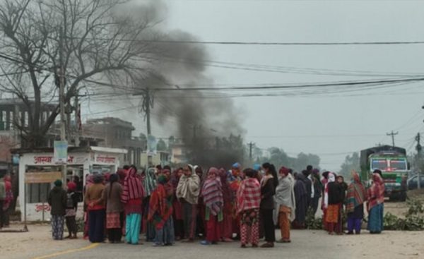 मोटरसाइकल ठक्करबाट महिलाको मृत्यु, स्थानीयद्वारा राजमार्ग अवरुद्ध