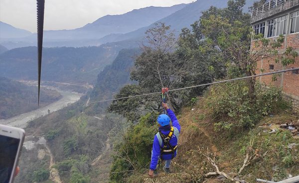 पर्वतमा कालिगण्डकी नदीमाथि जिपलाइनमा सरर…