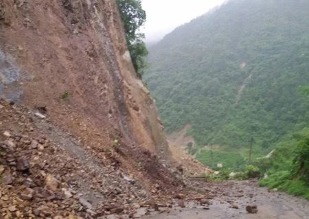 मुग्लिन खण्डमा पहिरो खस्दा पृथ्वी राजमार्ग अवरुद्ध