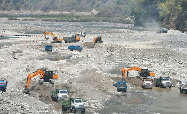 रोकिएन सर्लाहीमा नदी दोहन, कर्मचारी र जनप्रतिनिधिकै मिलेमतो !