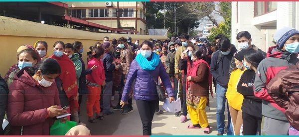खोप केन्द्रमा थामिनसक्नु भीड, संक्रमण फैलाउने अखडा बन्दै अस्पताल