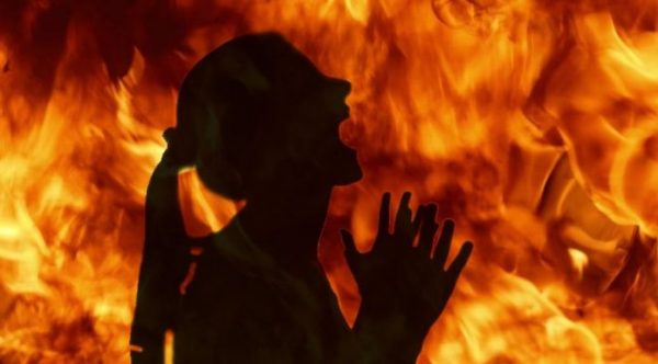 गैँडाकोटमा महिलाले लगाइन् आफ्नै शरीरमा आगो