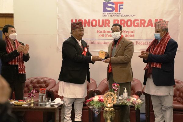खेलकुदमन्त्रीलाई अन्तर्राष्ट्रिय सफ्ट टेनिस महासंघको सम्मान