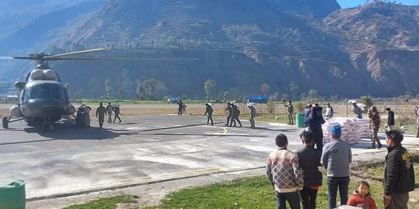 बझाङको साईपालमा हेलिकप्टरमार्फत खाद्यान्न ढुवानी