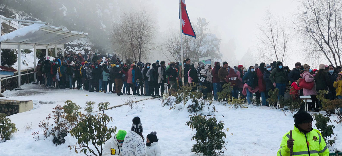 चन्द्रागिरिमा हिउँ खेल्नेको भीड, केबलकार चढ्न घण्टौं लाइन (फोटो फिचर)