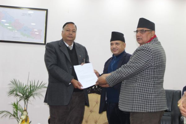 शिक्षामन्त्रीलाई कार्यदलले बुझायो ५१ बुँदे प्रतिवेदन, जिल्ला शिक्षा कार्यालय राख्न सुझाव